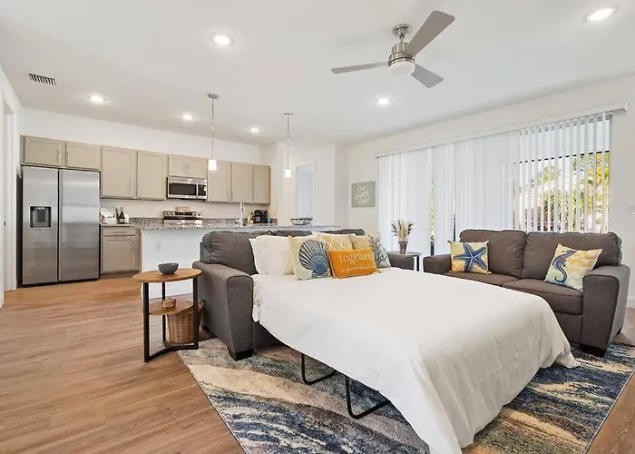 Luxury King Suite, 3Br Beach Vibe, Huge Tv