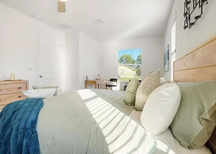 Luxury King Suite, 3Br Beach Vibe, Huge Tv
