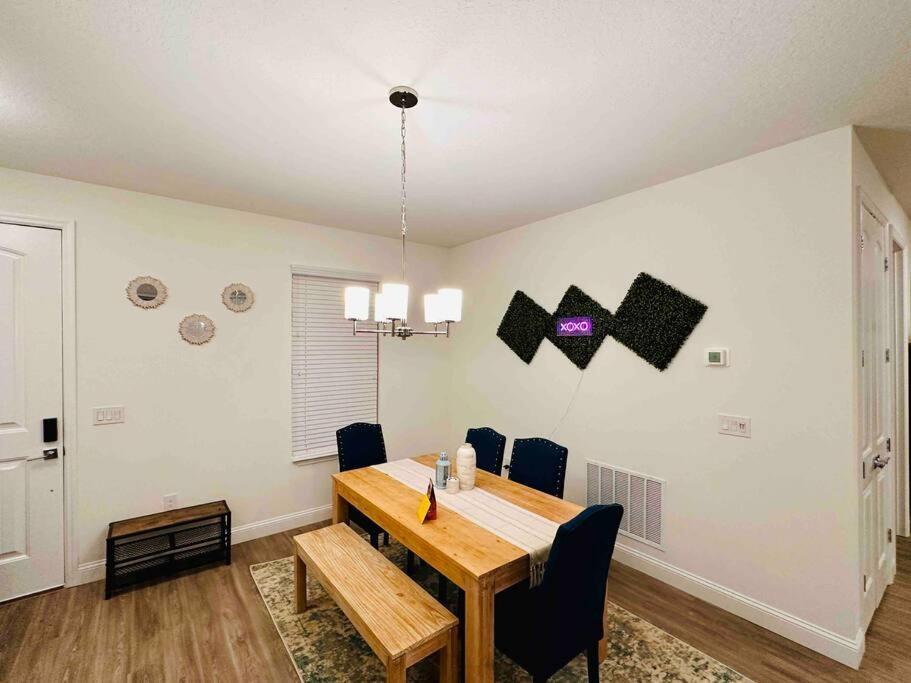 Luxury King Suite, 3br Vibe, Huge Tv Hébergement de vacances *