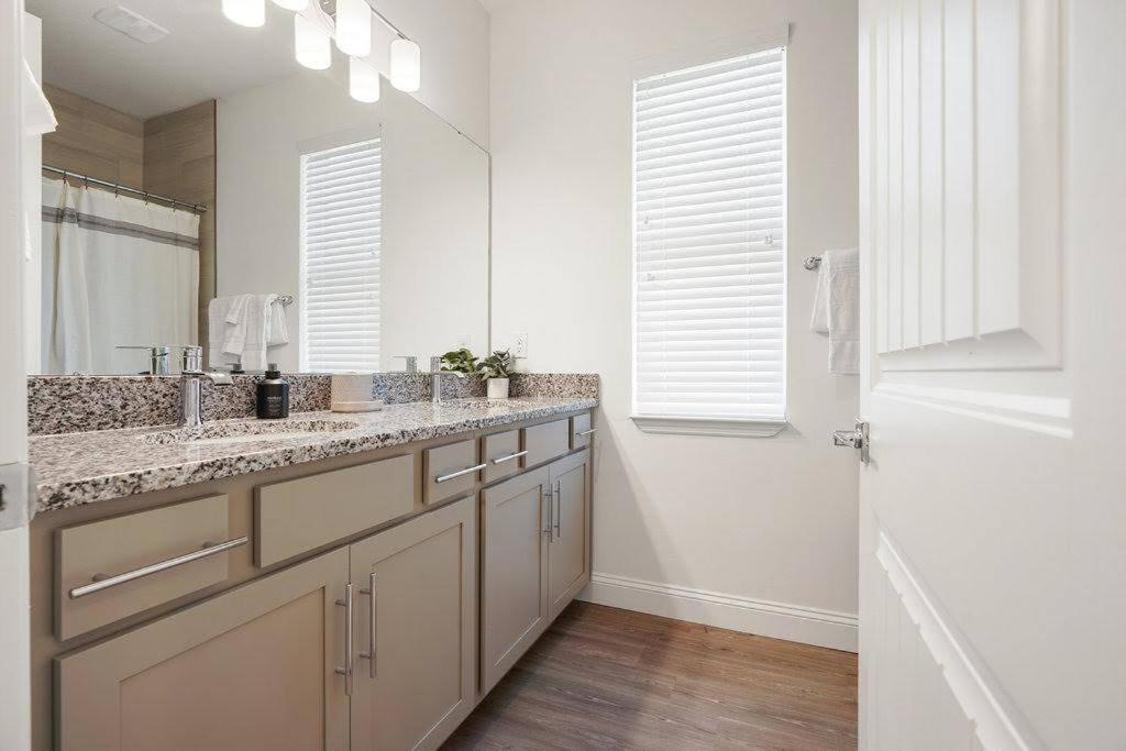 Luxury King Suite, 3br Vibe, Huge Tv * Palm Coast