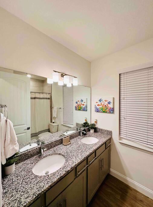 Luxury King Suite, 3br Vibe, Huge Tv Hébergement de vacances *